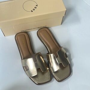 🆕 SODA Knit Gold Sandals